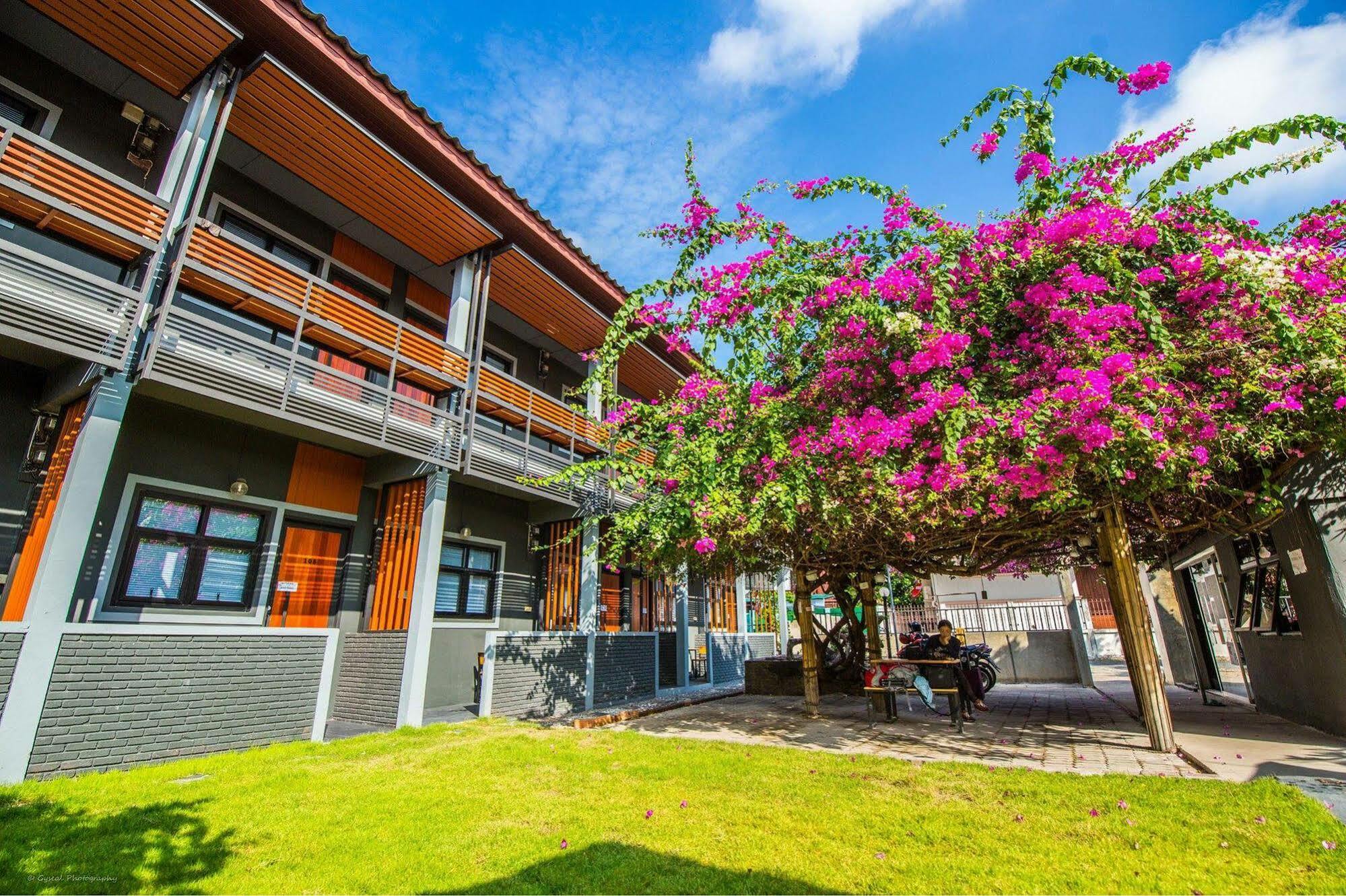 Chiangmai Moli Inn (Adults Only) Chiang Mai Exterior photo